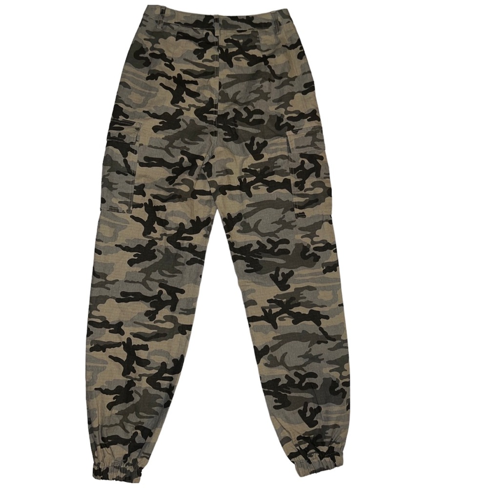 138 PrettyLittleThing Khaki Camo Pocket Detail Cargo Pants - Picture 4 of 8